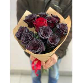 Букет 10 черных и 1 красная роза